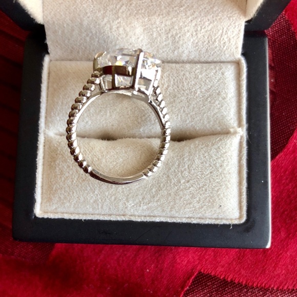 8 Carats in 924 Sterling Silver Ring - Picture 5 of 7